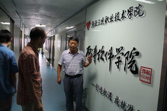 校長游敏（右一）、董事長陳相陽（右二）查看教學(xué)場所